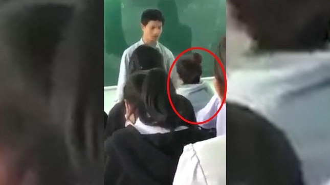 nu sinh vang tuc,  thay tro dau khau anh 1