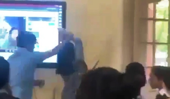 Nu giao vien bi dong nghiep khoa tay, day ra khoi phong hoc hinh anh