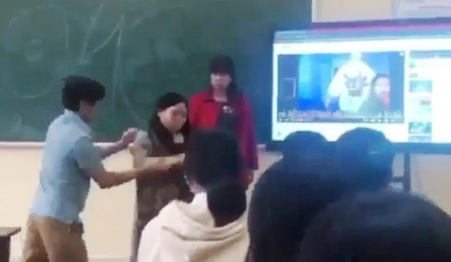 giao vien bi khoa tay anh 1