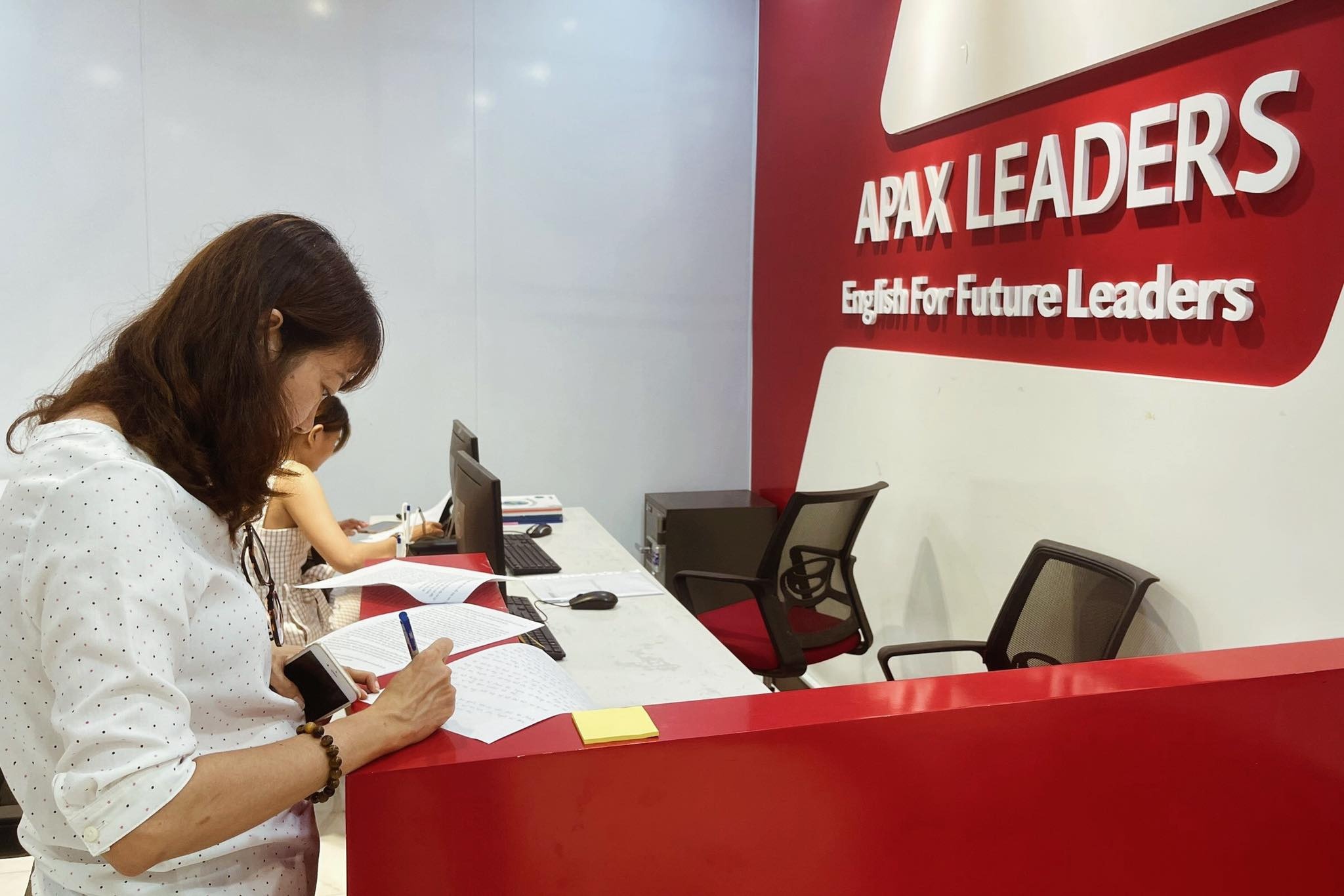 Phu huynh doi hon 1,5 ty hoc phi, TT tieng Anh mong duoc 'cam thong' hinh anh