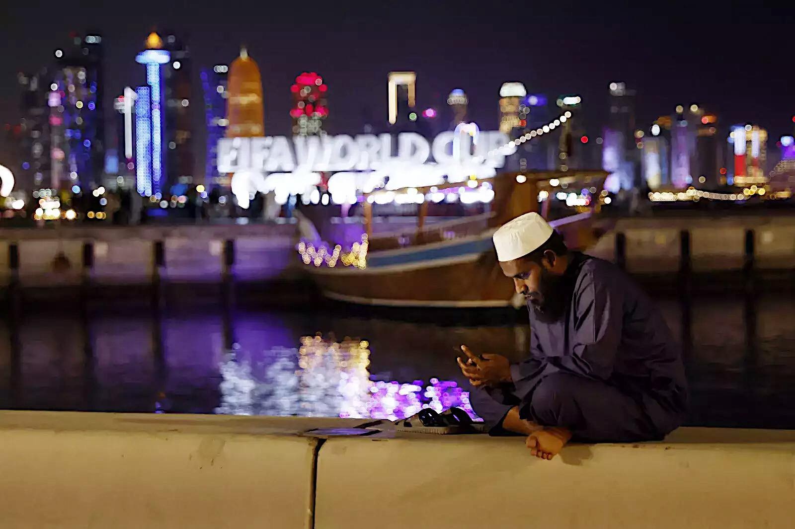 ‘Mua’ xin nghi om de coi World Cup tai Trung Dong hinh anh