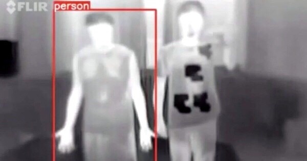 Sinh vien phat minh ao choang tang hinh co the danh lua camera an ninh hinh anh