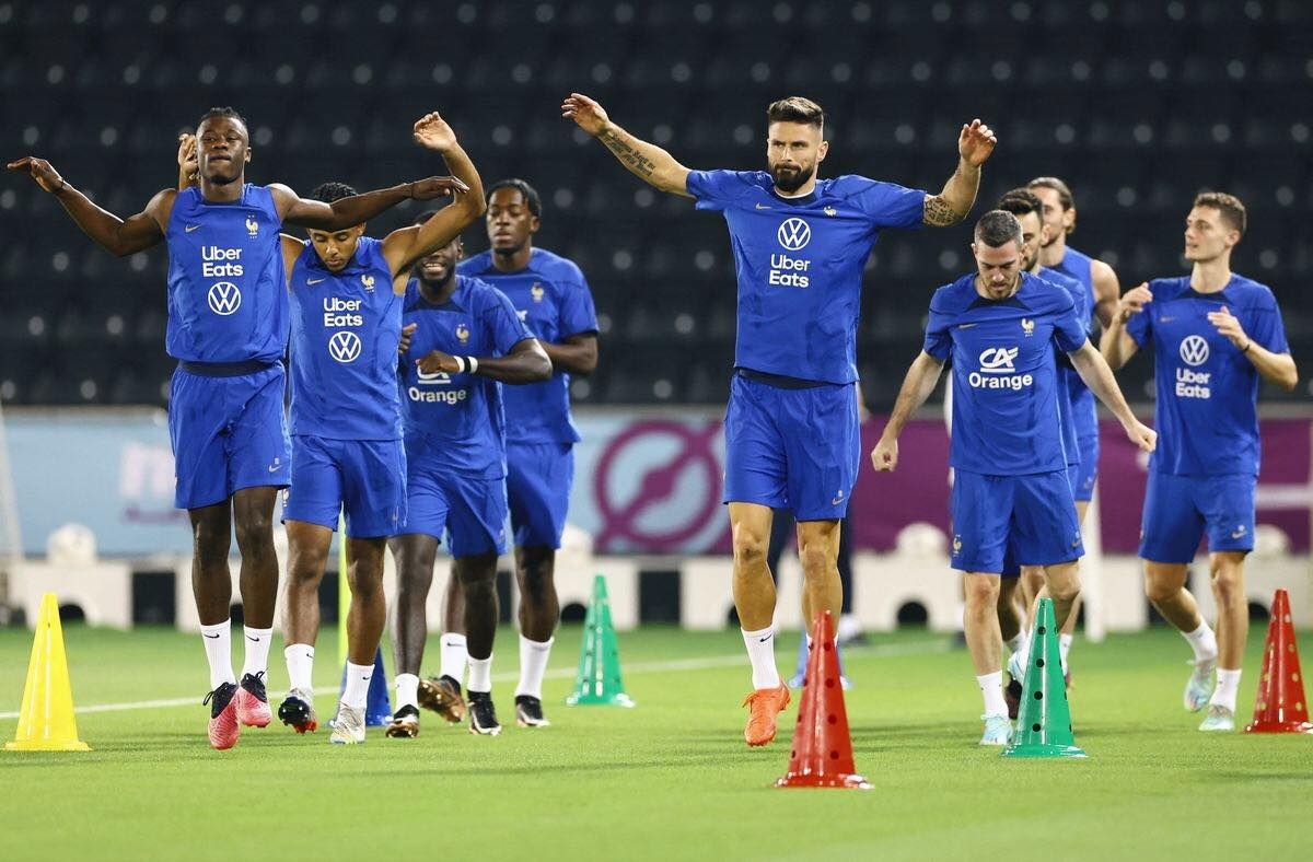 Ba cau thu Phap bi cum xuat hien trong buoi tap truoc tran chung ket hinh anh