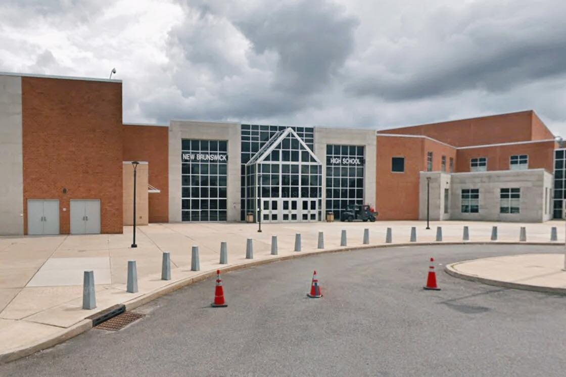 Phu nu 29 tuoi dung giay to gia de dang ky lam hoc sinh hinh anh