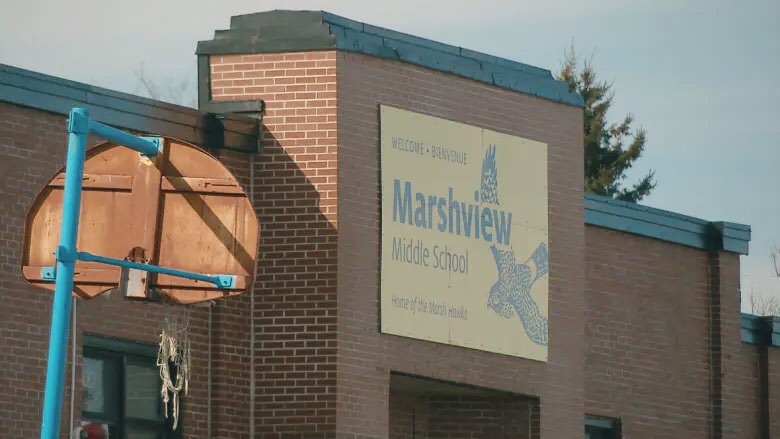 7 hoc sinh an keo chua can sa tai truong hoc hinh anh