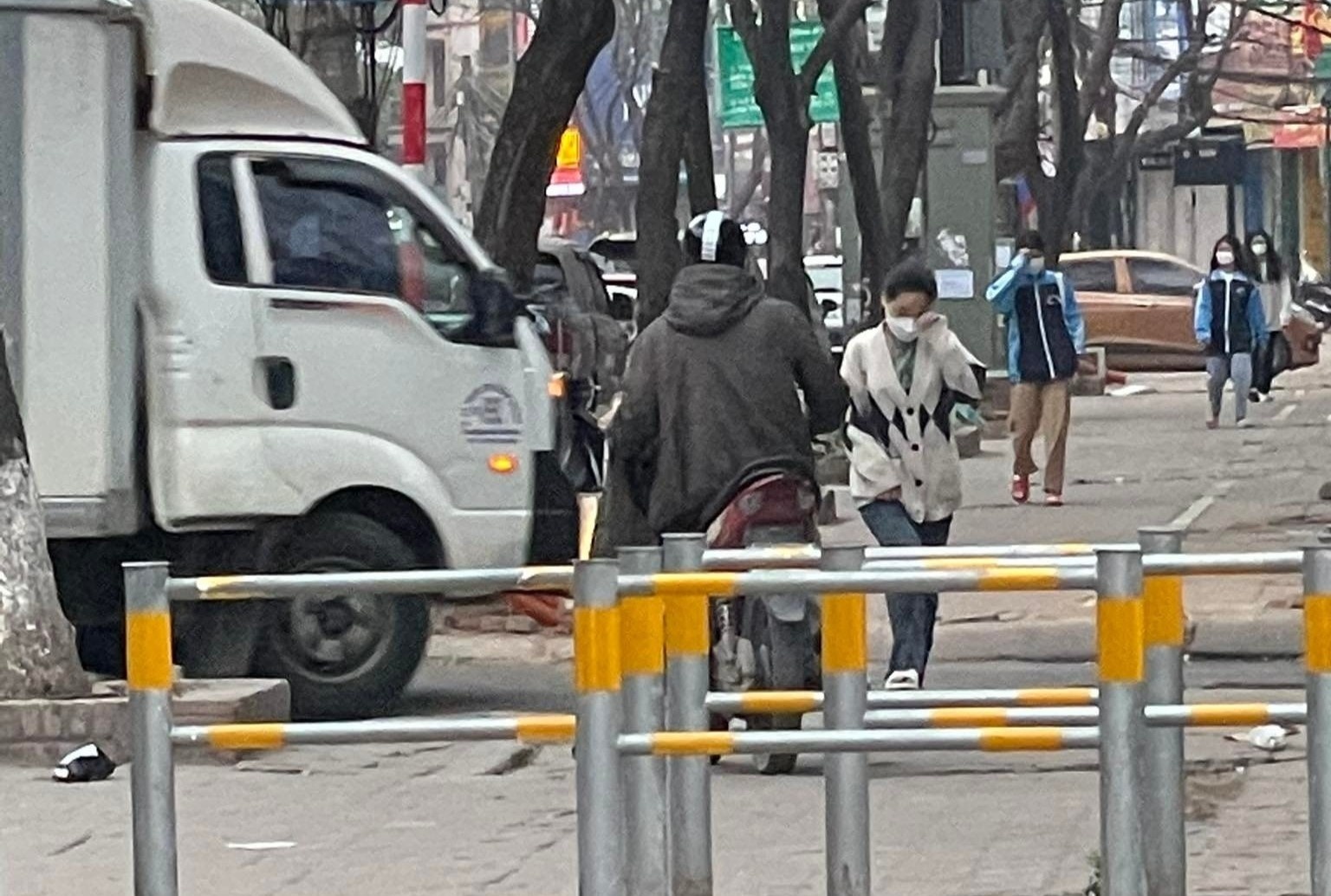 Xuat hien bien thai, sinh vien phai mang dung cu phong than hinh anh