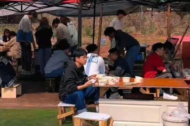 Canteen nau qua te, sinh vien chuyen sang an com hop tai cong truong hinh anh