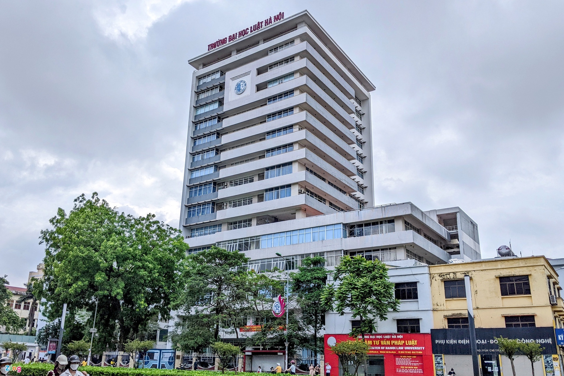 DH Luat Ha Noi 'ha' diem chuan xet hoc ba hinh anh