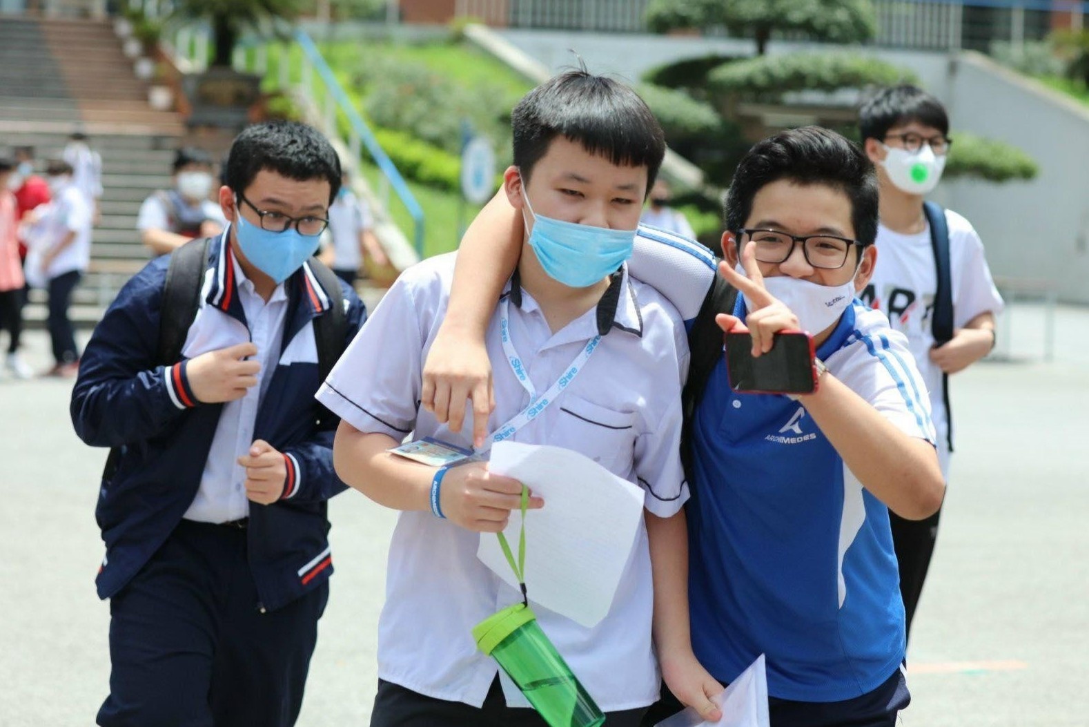 Phu huynh bat khoc vi hoc ba cua con toan 10 van truot ho so lop 6 hinh anh