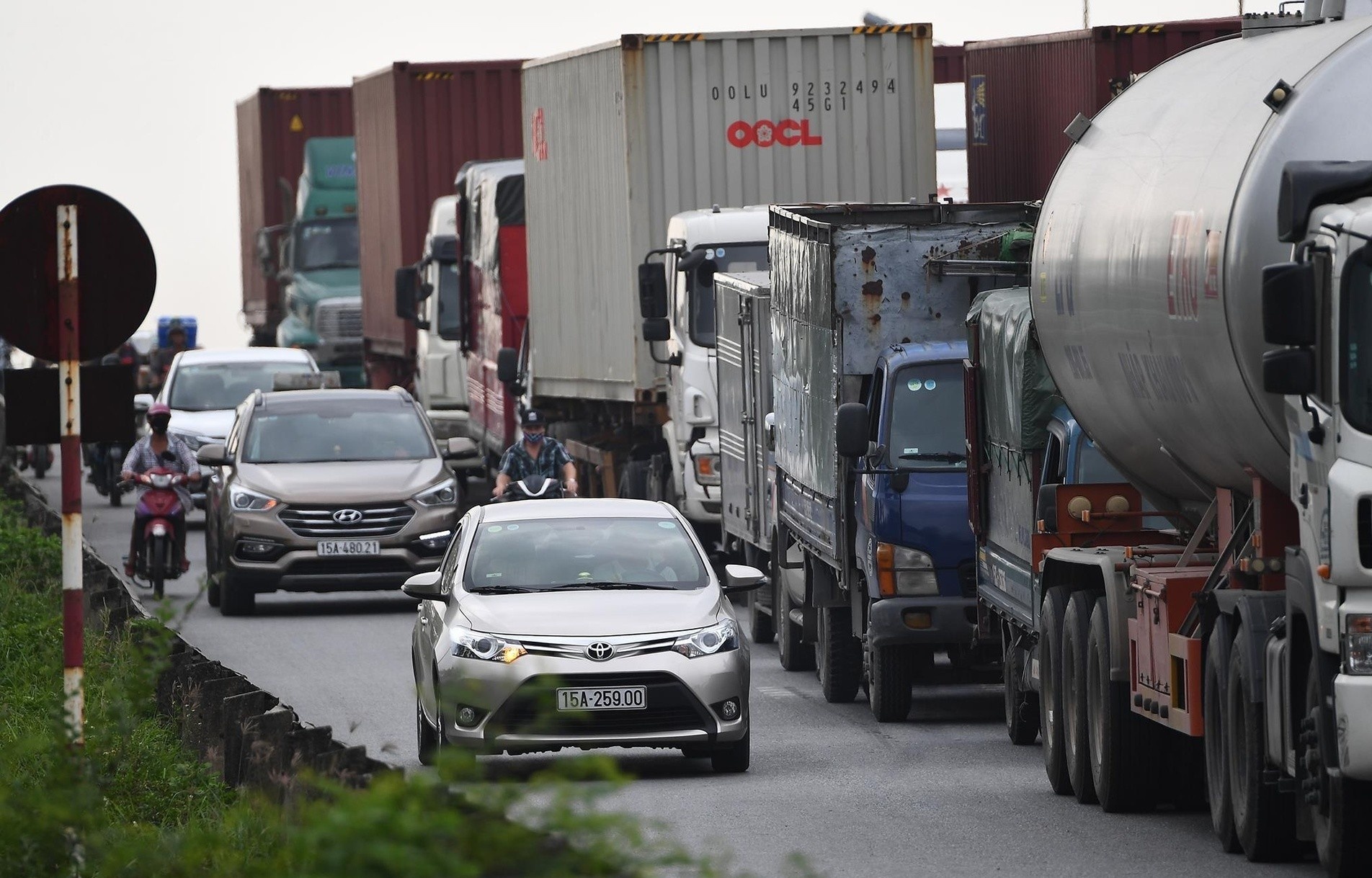 Da Nang cam xe container, xe ben trong cac ngay thi tot nghiep THPT hinh anh