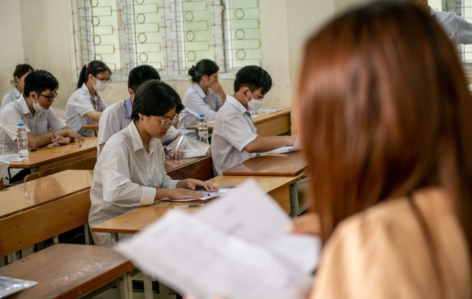 Tam dung nhiem vu coi thi doi voi cac can bo lien quan 2 vu lot de thi hinh anh