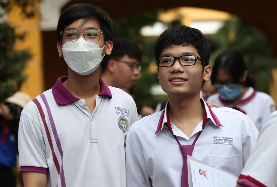 Bo GD&DT chot cach xu ly cho cau hoi Tieng Anh bi cho la co 2 dap an hinh anh