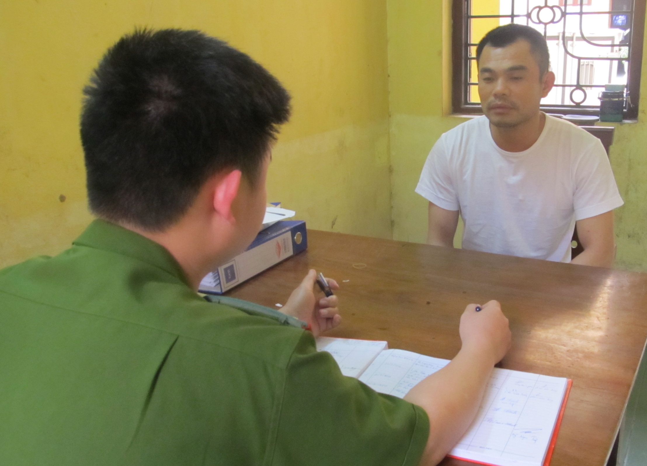Minh tại cơ quan công an.