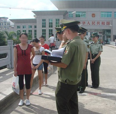 2 thieu nu Viet duoc giai cuu khoi nhom buon nguoi hinh anh