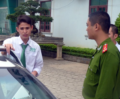 Bat hai ten cuop nhi nho he thong dinh vi hinh anh