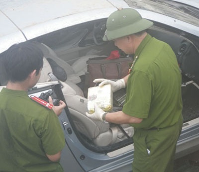 Canh sat no sung truy bat trum ma tuy dat Cang hinh anh