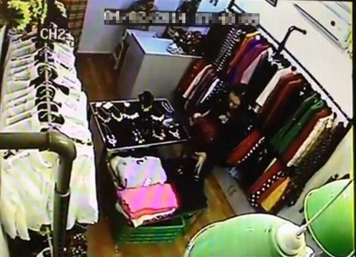 Bat nguoi phu nu trom quan Jean o shop thoi trang hinh anh