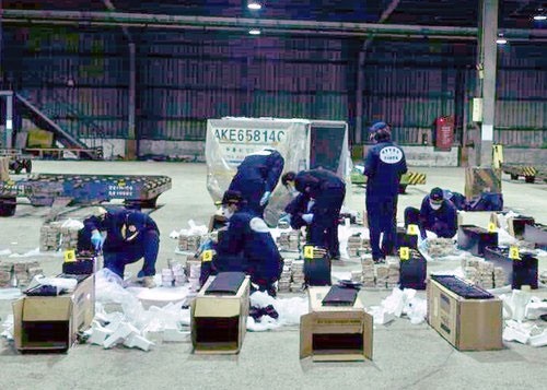 Khoi to 3 nguoi don 600 banh heroin trong thung loa hinh anh