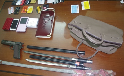 Cuop tui xach hon 100 trieu dong ve tang vo hinh anh