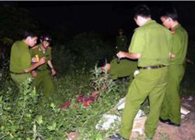 30 canh sat quay cuong vi nguoi dan ong khai man hinh anh