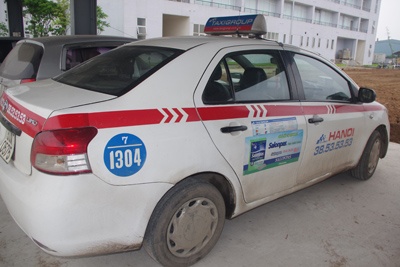 Tai xe taxi bo xe thao chay khi cho phai cuop hinh anh