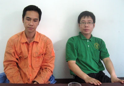 Hai con nghien hoa trang thanh nhan vien dien luc hinh anh
