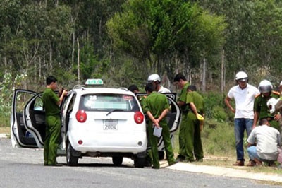 Nu tai xe taxi bi cuop o doan duong vang hinh anh