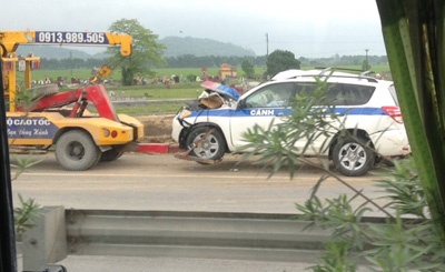 Xe canh sat giao thong gap nan, nhieu cong an nguy kich hinh anh