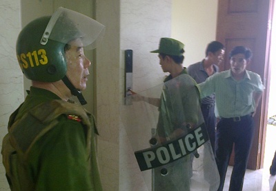 Khong che thanh nien ngao da cam bua doa giet me ke hinh anh