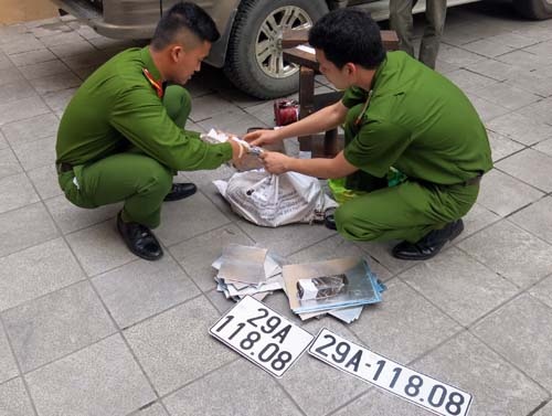 O san xuat bien oto gia co dap logo canh sat hinh anh