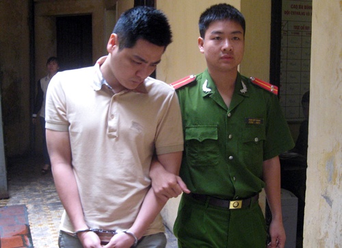 Hai ga trai hanh ha nguoi tinh sau khi 'chan goi' xong hinh anh