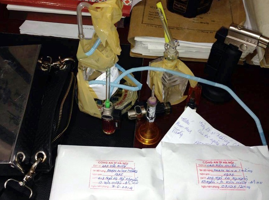 Nguoi dan ong mang 3 tien an bi bat trong nha nghi hinh anh