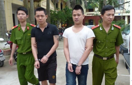 Bat nhom bit khau trang chem nhan vien tiem cam do hinh anh