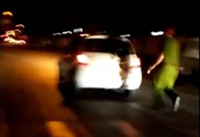 Nu tai xe dap dep vao mat canh sat, hat len noc capo hinh anh