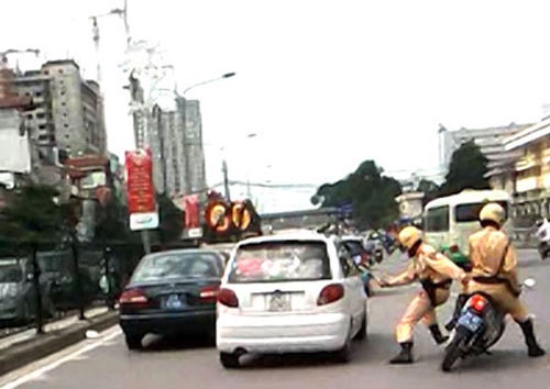 Nhung man hanh hung canh sat cua nguoi vi pham luat hinh anh