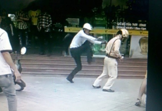 Thanh nien dam, da du doi thieu ta canh sat giao thong hinh anh