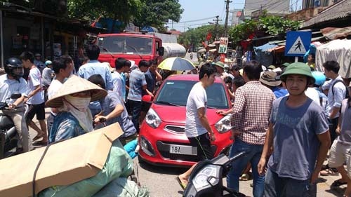 Dan duoi bat nguoi phu nu di oto trom the cao dien thoai hinh anh