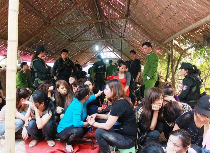 Hon 30 'quy ba' danh bac giua canh dong bi truy to hinh anh