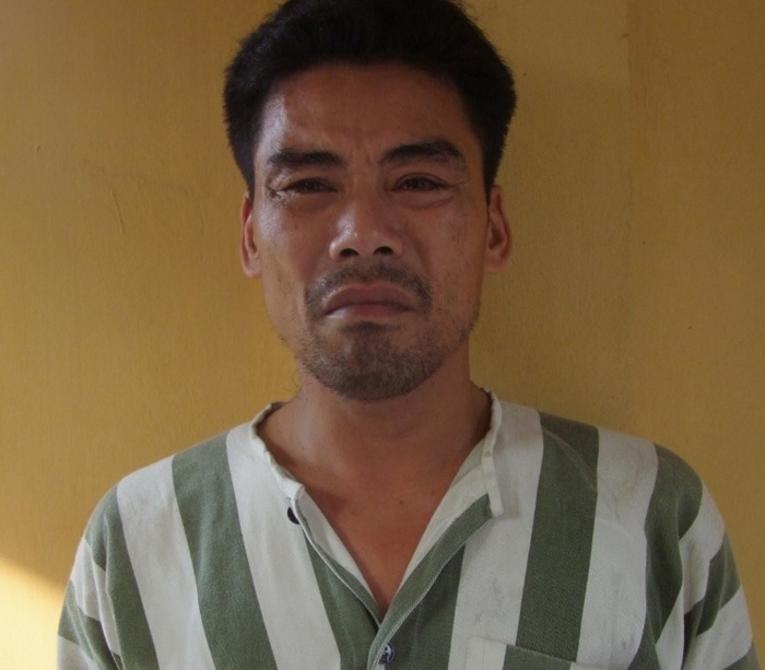 Vo quy lay van xin khi bi chong bat qua tang om hang xom hinh anh