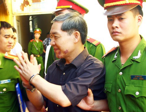 Duong Chi Dung cuoi tuoi khi den toa hinh anh