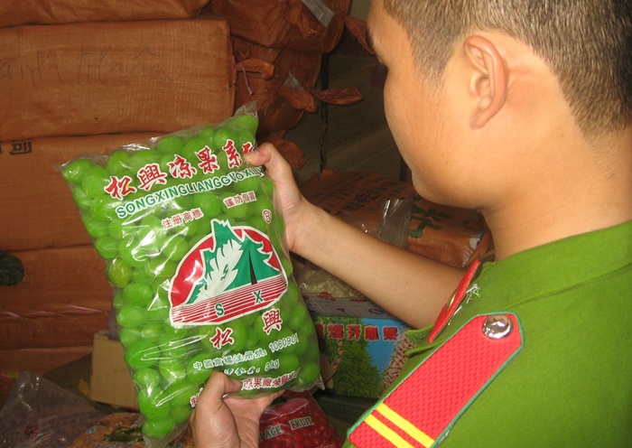 Cong an thu giu 11 tan o mai, banh keo Trung Quoc mau sac so hinh anh