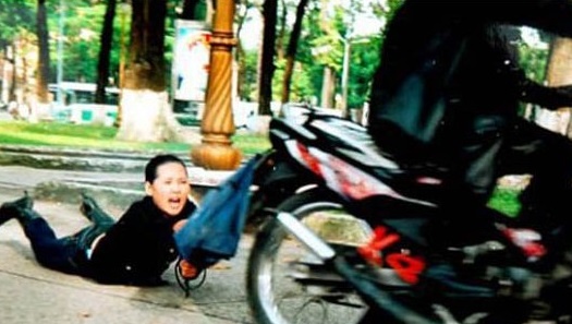 Gap cuop, nguoi phu nu ban rau chiu mat 17.000 dong hinh anh