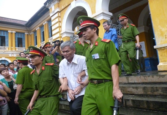 TGD bi tuyen tu hinh, tiep tuc doi mat voi toi tham o hinh anh