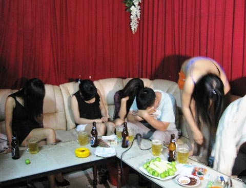 Dung vu nu thoat y de niu chan dai gia hinh anh