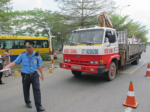 Thanh tra giao thong duoc dung sung? hinh anh