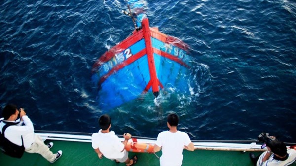 Tau ca bi tau Trung Quoc dam chim chua the vao bo hinh anh