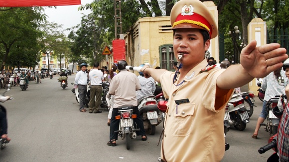Canh sat san sang ho tro si tu den diem thi dung gio hinh anh