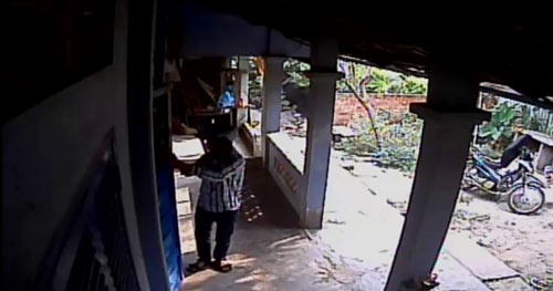 Khoet mai quan nhau, hiep dam thieu nu dang ngu hinh anh