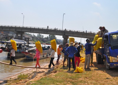 Nhan vien cay xang 'om' 60 trieu dong tron di lam boc vac hinh anh