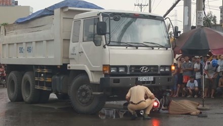 Bi xe ben dam, nam thanh nien chet tham hinh anh